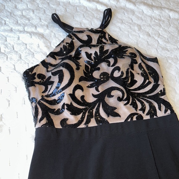 Beautiful black and beige gown with high slit on left leg - Picture 2 of 3